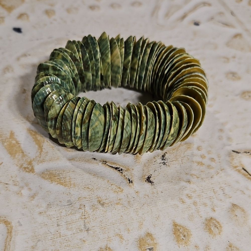 Green shell bracelet stretch